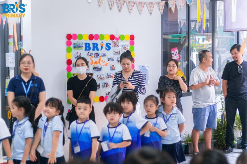 Chương Trình Học Tiếng Anh Tiểu Học - Chọn chương trình tiếng Anh cho con, ba mẹ ưu tiên giáo trình rõ ràng – phương pháp phù hợp – giáo viên chất lượng – lớp tương tác tốt – theo sát tiến bộ.
