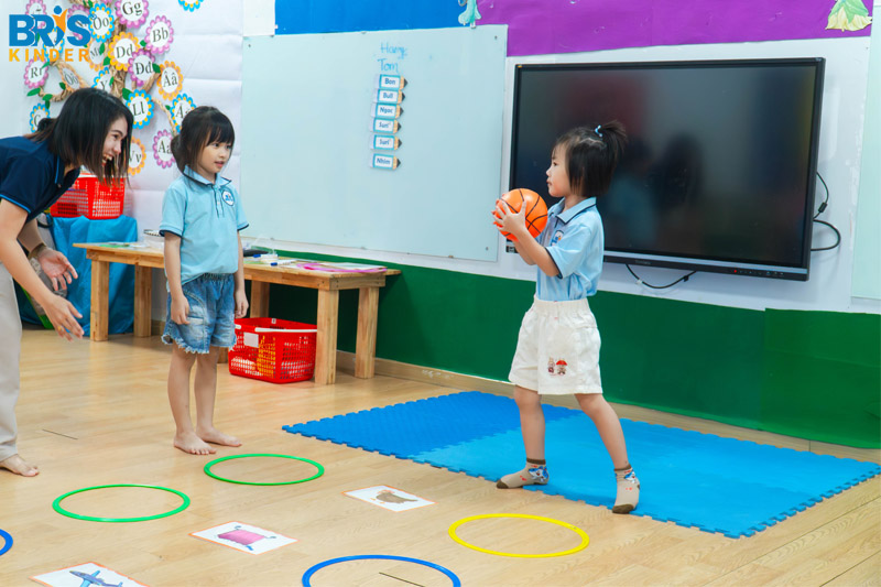 dạy bé học tiếng anh mầm non - Phương pháp “học mà chơi” giúp trẻ tiếp thu tiếng Anh tự nhiên qua trò chơi, nhập vai và hoạt động nhóm đầy hứng khởi.