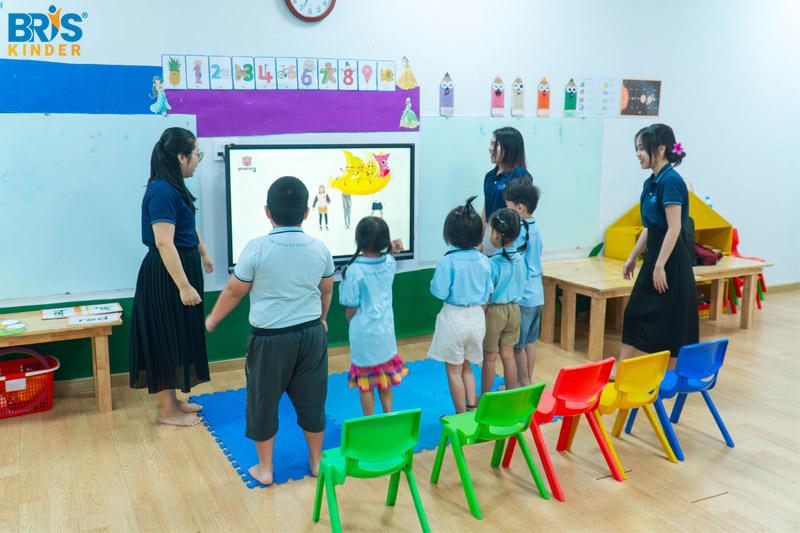 bé học tiếng anh mầm non - Phương pháp TPR giúp trẻ ghi nhớ tiếng Anh tự nhiên bằng cách kết hợp nghe – hiểu với vận động cơ thể, không cần dịch sang tiếng Việt.