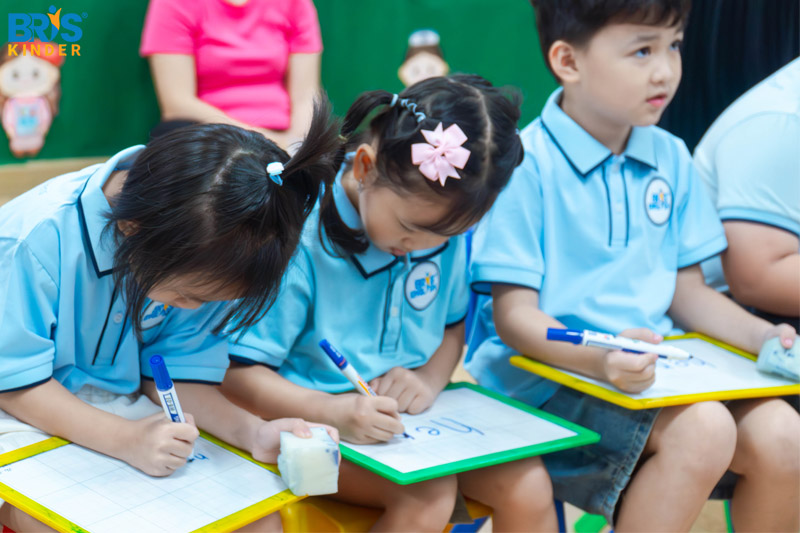 học tiếng anh mầm non - Giai đoạn mầm non là “thời điểm vàng” để trẻ thẩm thấu tiếng Anh tự nhiên, phát triển não bộ toàn diện và hình thành sự tự tin, tư duy toàn cầu từ sớm.
