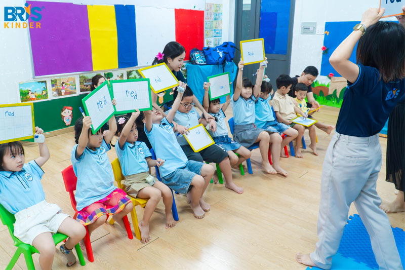 Tiếng anh cho trẻ em mẫu giáo - Tiếng Anh mầm non 5 tuổi là bước đệm vàng: vững Phonics, hiểu–nói cơ bản và rèn tập trung để con tự tin vào lớp 1.