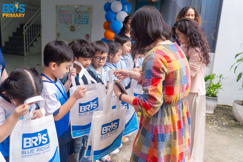 chương trình học lớp 1 - Hành trang vào lớp 1 không chỉ là đồ dùng mới, mà là bộ kỹ năng giao tiếp – tập trung – tự phục vụ và tâm lý tự tin sẵn sàng đến trường.