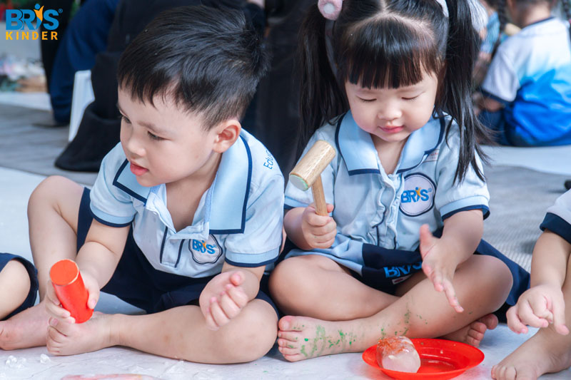 Mẫu giáo bé là mấy tuổi - Trẻ có thể bắt đầu học mẫu giáo khi đã sẵn sàng về tự lập, giao tiếp và tâm lý – không chỉ dựa vào độ tuổi.