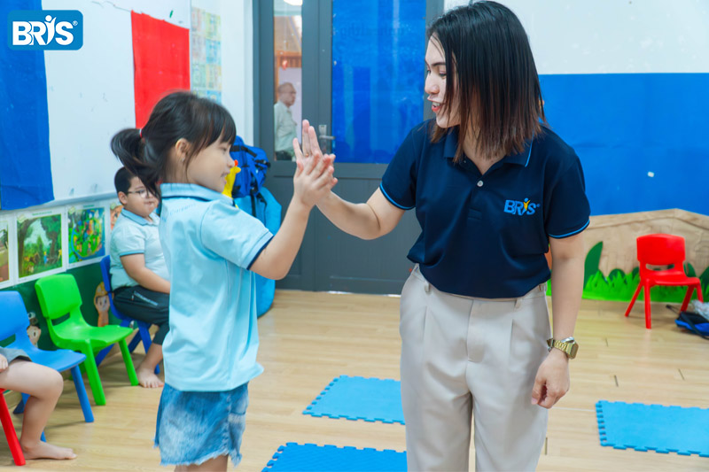 lợi ích của việc học tiếng anh giao tiếp - BRIS English mang đến môi trường giao tiếp thân thiện, tối đa hóa thời lượng nói và sửa lỗi tinh tế giúp trẻ tự tin sử dụng tiếng Anh mỗi ngày.