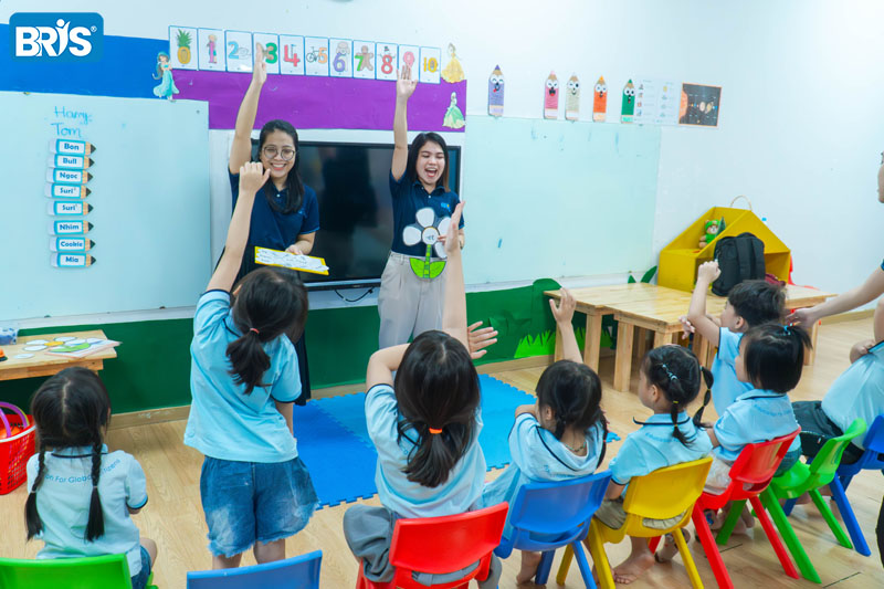 lợi ích của việc học tiếng anh giao tiếp - Giỏi tiếng Anh giao tiếp từ sớm giúp trẻ ứng dụng ngay vào đời sống, tránh học vẹt và hình thành thói quen học tập chủ động, tự tin.