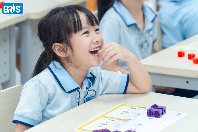 Cách dạy trẻ học số - các hoạt động làm quen số được lồng ghép nhẹ nhàng trong chương trình mầm non song ngữ, ưu tiên trải nghiệm và tương tác.
