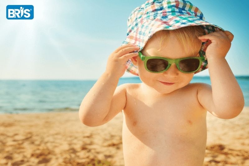 Cách tăng cường hệ miễn dịch cho trẻ mầm non - Cha mẹ nên cho bé tắm nắng để tổng hợp vitamin D tự nhiên