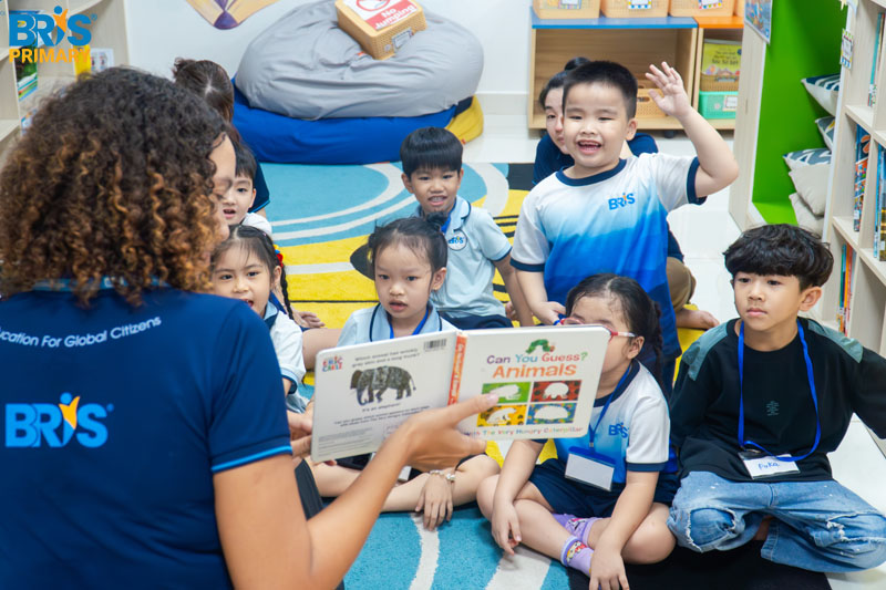 nội dung chương trình học lớp 1 - Tiếng Anh lớp 1 giúp trẻ làm quen ngoại ngữ sớm, phát triển phản xạ tự nhiên và tư duy ngôn ngữ linh hoạt.