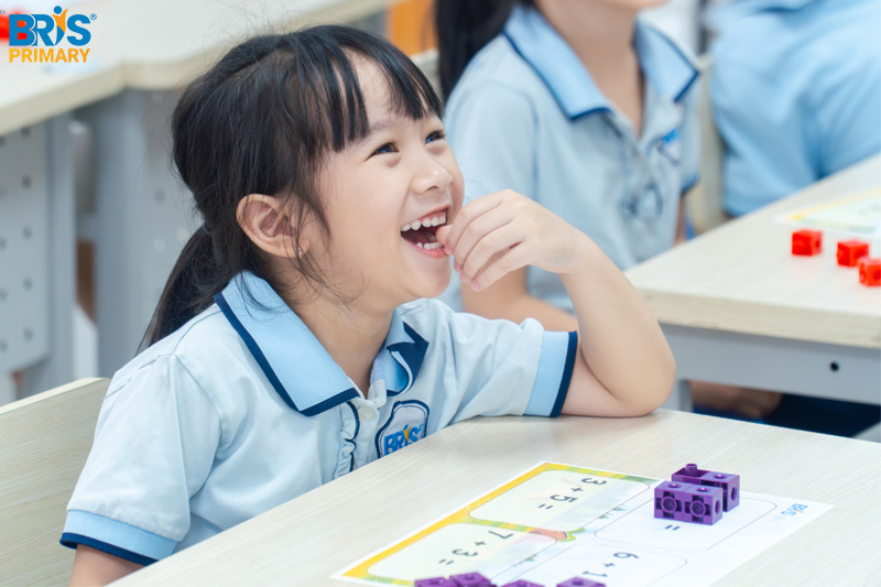 nội dung chương trình học lớp 1 - Toán học lớp 1 trở nên sinh động khi trẻ học số, phép tính và hình học cơ bản qua hình ảnh trực quan, dễ hiểu.
