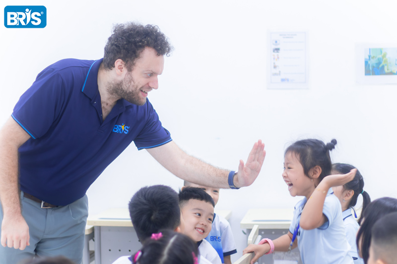 lợi ích của việc học ngoại ngữ - Học tiếng Anh giao tiếp giúp trẻ gọi tên cảm xúc, diễn đạt nhu cầu rõ ràng và nuôi dưỡng EQ từ sớm.
