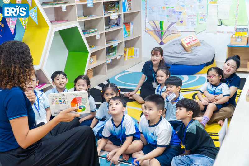 tầm quan trọng của việc học tiếng anh - Nghe–nói vững giúp trẻ học đọc–viết nhẹ nhàng hơn, quen cấu trúc câu và bắt nhịp nhanh với các chương trình tiếng Anh học thuật sau này.