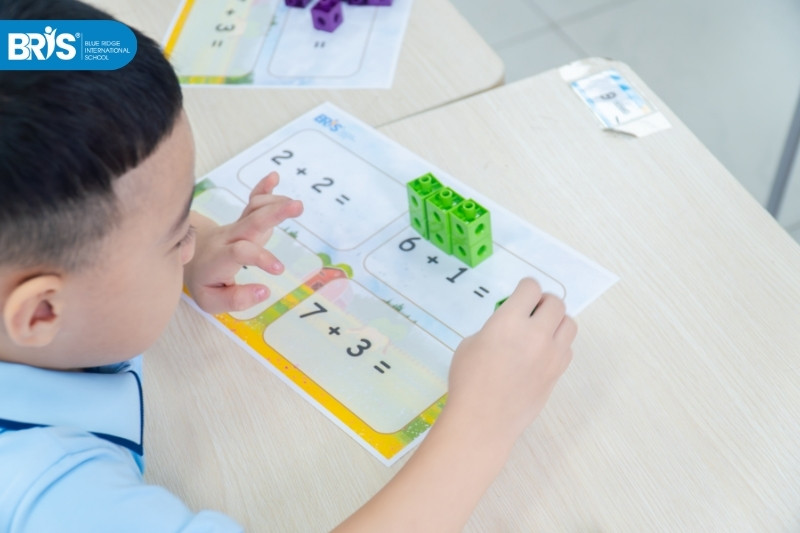 cách dạy trẻ 5 tuổi học chữ số - Bé hiểu được chữ số gắn liền với số lượng