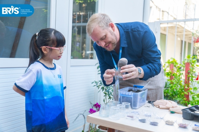 Vận dụng kiến thức liên môn tiếng Anh - Bé quan sát, thực hành các thí nghiệm dưới sự hỗ trợ của giáo viên