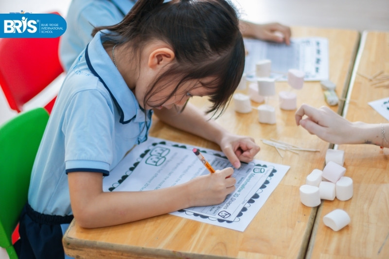 Vận dụng kiến thức liên môn tiếng Anh - Bé tập viết những mẫu câu ngắn đơn giản