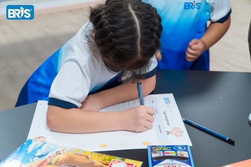 Lớp 3 học những môn gì - Bé tập viết từ theo mẫu