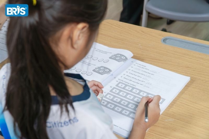 Lớp 3 học những môn gì - Bé thực hiện các phép tính cơ bản