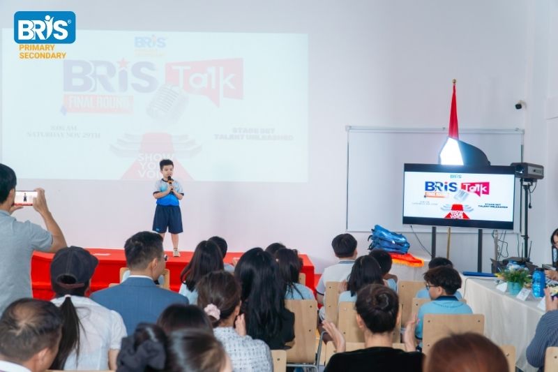 Lớp 3 học những môn gì - Bé tự tin trình bày trước lớp