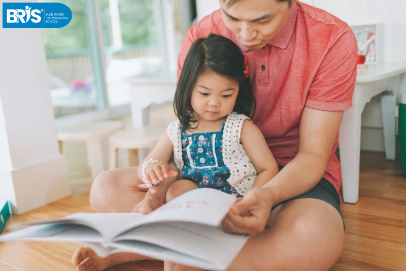 Cách đọc truyện cho bé 2 tuổi - Chọn sách tương tác đa giác quan và đọc truyện gợi mở đúng cách sẽ biến mỗi giờ đọc thành hành trình nuôi dưỡng tư duy, cảm xúc và sự tự tin cho bé.