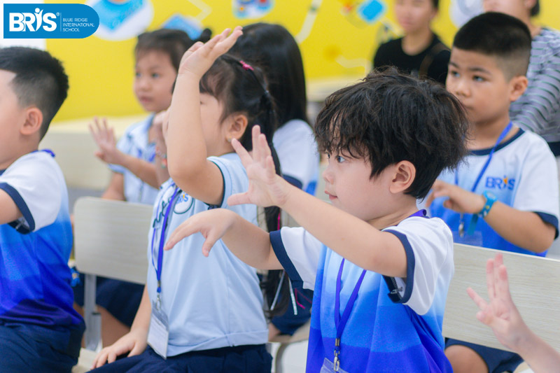 Những tính cách của trẻ - Hiểu biểu hiện tính cách theo từng độ tuổi giúp ba mẹ đồng hành đúng cách, từ giai đoạn mầm non bám víu đến tiểu học tự tin và hình thành nhân cách vững vàng.