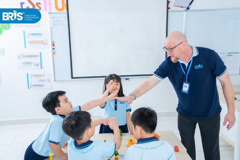 cách rèn luyện sự tự tin - Rèn sự tự tin cho trẻ bắt đầu từ thấu hiểu nỗi sợ, tạo trải nghiệm “làm được”, tăng thử thách đúng nhịp và trao quyền tự lập mỗi ngày.