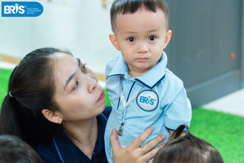 Cách để tự tin khi đến trường - Sự thấu hiểu và yêu thương từ cha mẹ chính là “chiếc cầu an tâm” giúp trẻ tự tin bước vào ngày đầu đến lớp.