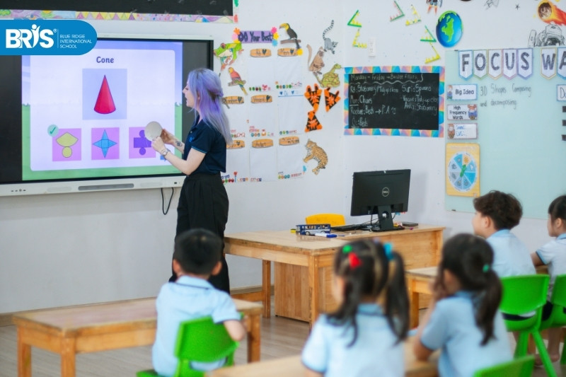 Vận dụng kiến thức liên môn tiếng Anh - Dạy bé biết cách nhận biết các hình khối