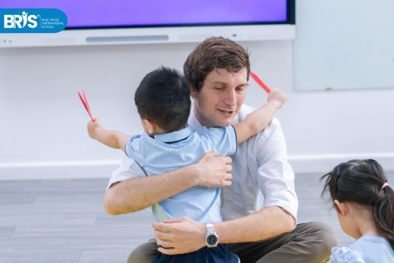 Lợi ích của giáo dục kỹ năng sống - Dạy bé biết quan tâm, yêu thương người khác