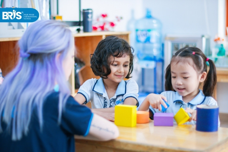 Dạy trẻ vào lớp 1 - Đồng hành thay vì áp lực, lắng nghe thay vì phán xét sẽ giúp con yêu việc học và phát triển tự tin, bền vững