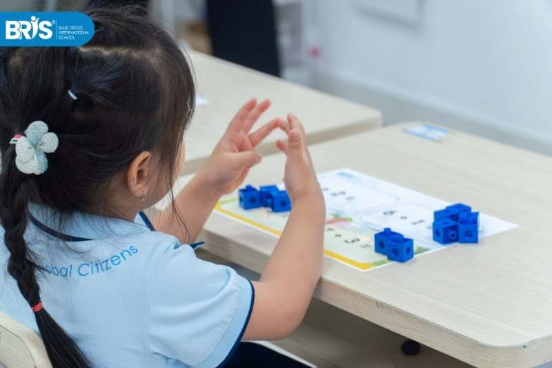 cách dạy trẻ 5 tuổi học chữ số - Ghép chữ số với đồ vật