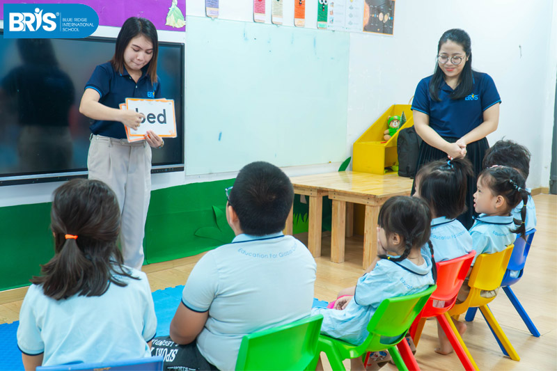 Dạy tiếng Anh cho bé mẫu giáo - Giáo viên tập cho bé đánh vần từ vựng