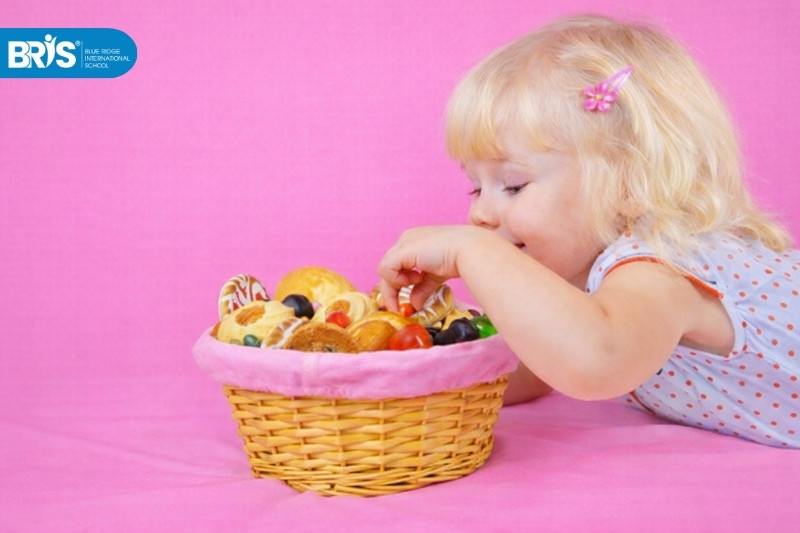 Tháp dinh dưỡng cho trẻ mầm non - Hạn chế cho bé ăn nhiều bánh kẹo ngọt