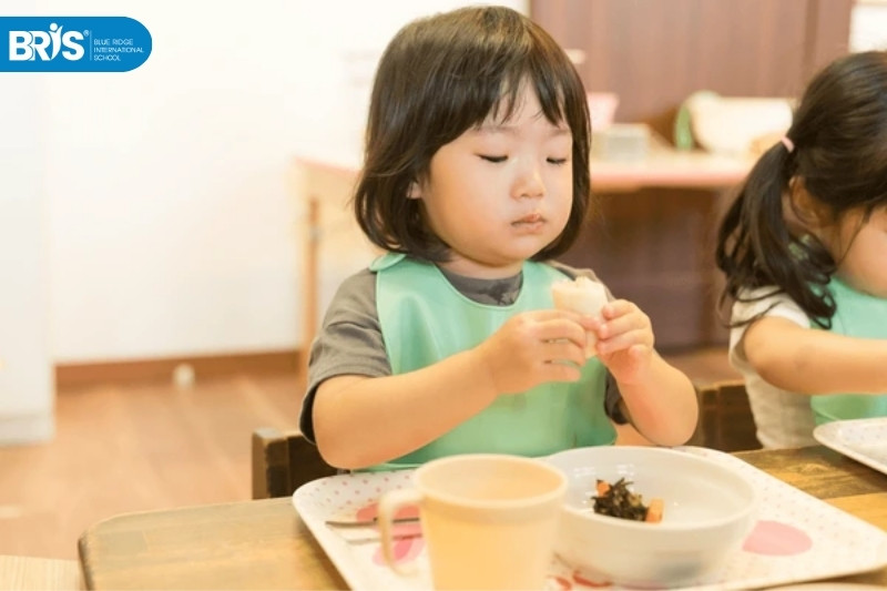 Tháp dinh dưỡng cho trẻ mầm non - Không nên ép trẻ ăn khi đã no