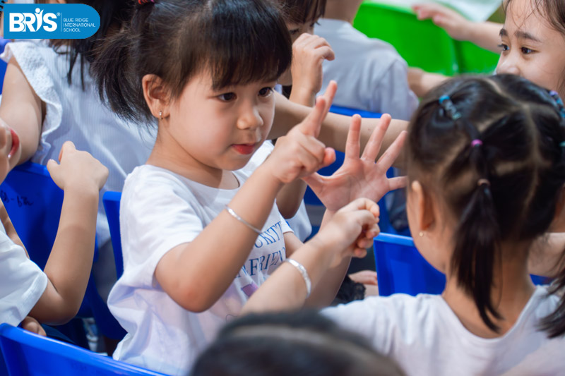 Cách để tự tin khi đến trường - Khi trẻ biết kết nối và có những người bạn đồng hành, trường học sẽ trở thành nơi an toàn để con tự tin thể hiện chính mình.