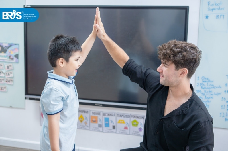 Khi nào nên cho trẻ đi học - Đi học đúng thời điểm giúp trẻ phát triển trí tuệ, kỹ năng xã hội và thói quen tự lập một cách tự nhiên, bền vững.