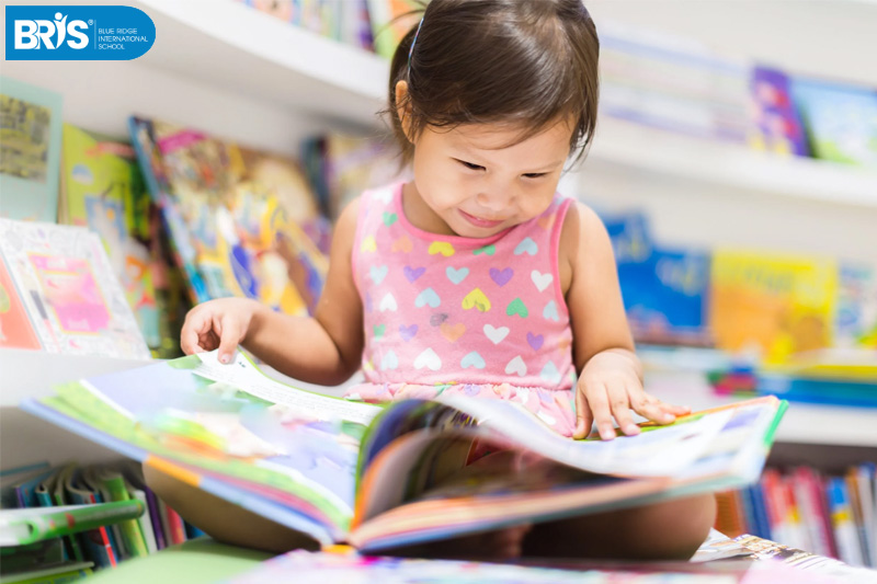 Cách đọc truyện cho bé 2 tuổi - Đọc truyện mỗi ngày giúp bé 2 tuổi rèn tư duy, nuôi dưỡng EQ và phát triển ngôn ngữ một cách tự nhiên.