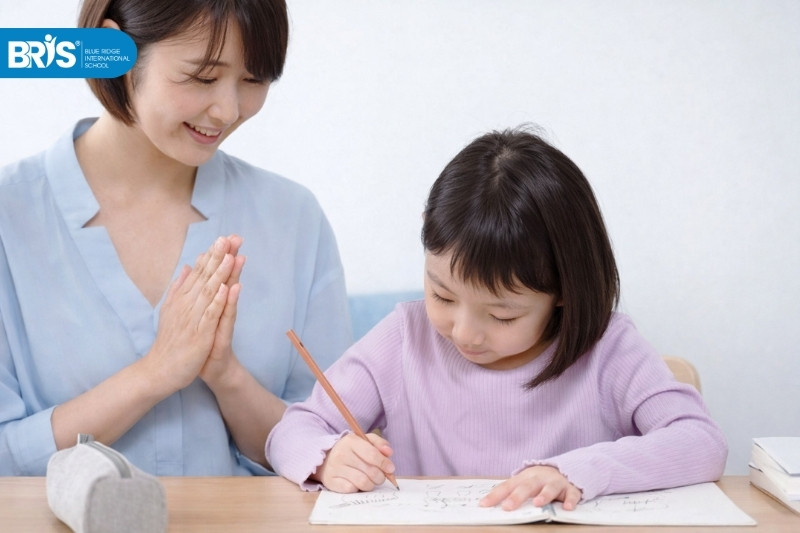 Làm sao để trẻ tập trung khi học - Mẹ nên khen bé khi làm bài tốt