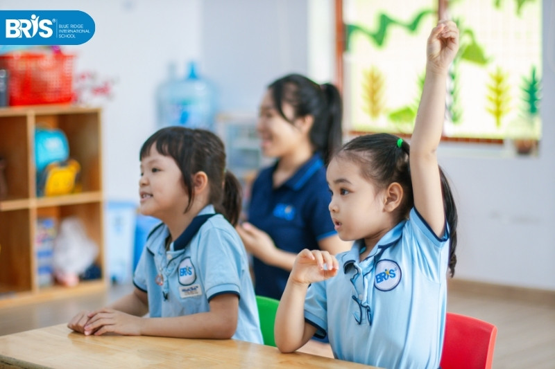 Dạy trẻ vào lớp 1 - Môi trường song ngữ quốc tế giúp trẻ cân bằng kiến thức – kỹ năng, tăng tự tin và sẵn sàng hội nhập ngay từ lớp 1