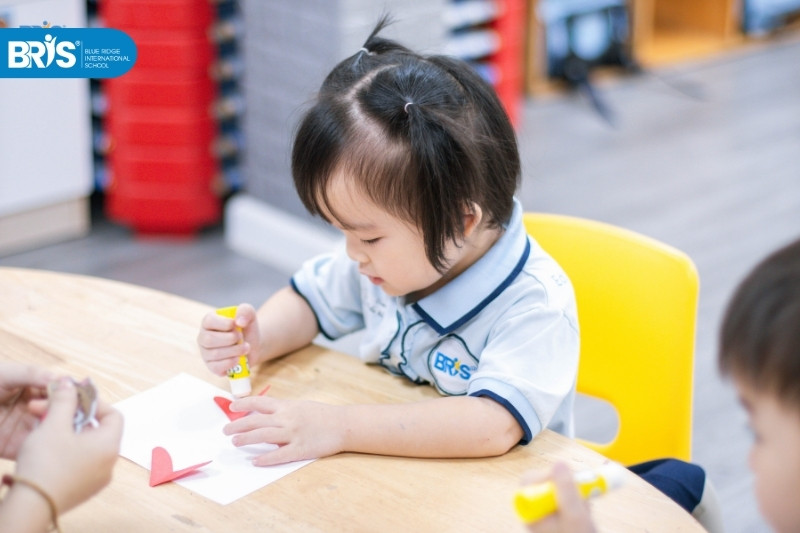 Trẻ không tập trung khi học bài - La mắng, so sánh, ép học quá lâu hay gắn nhãn tiêu cực đều khiến trẻ càng khó tập trung và giảm động lực học tập.