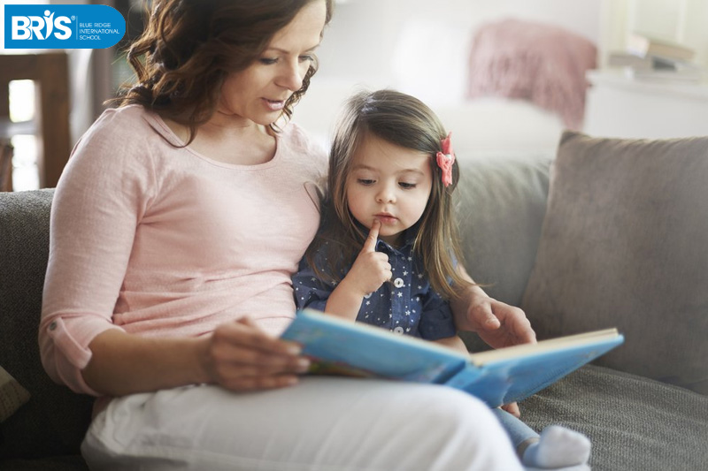 Cách đọc truyện cho bé 2 tuổi - Tránh biến giờ đọc thành giờ kiểm tra, hãy giữ trọn sự hứng thú và kiên nhẫn lặp lại để nuôi dưỡng tình yêu sách tự nhiên cho bé.