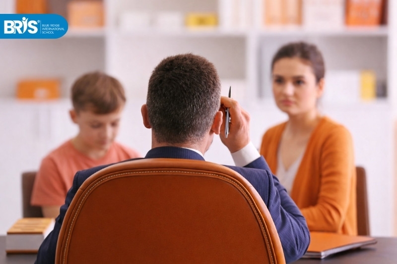 Làm sao để trẻ tập trung khi học - Phụ huynh nên gặp chuyên gia khi thấy bé có dấu hiệu sa sút thường xuyên