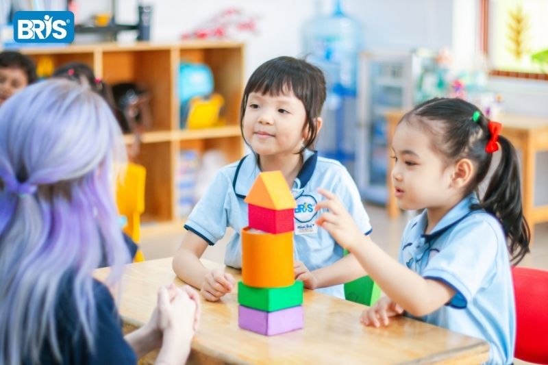 Các phương pháp giáo dục mầm non - Phương pháp Montessori dạy trẻ qua việc tương tác với giáo cụ