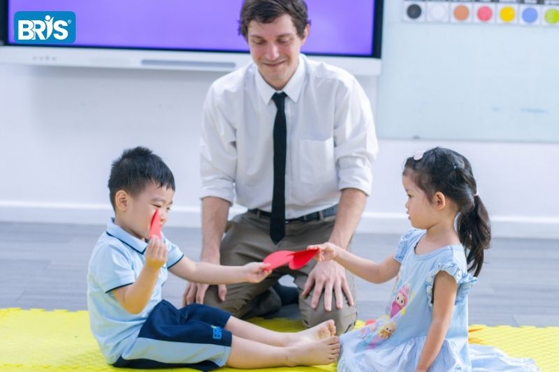 Các phương pháp giáo dục mầm non - Phương pháp Reggio Emilia dạy trẻ thông qua làm việc nhóm