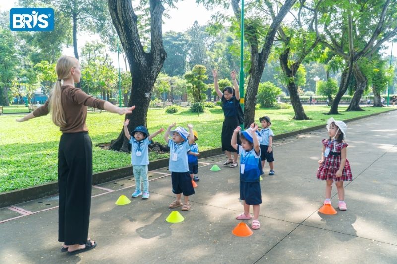 Các phương pháp giáo dục mầm non - Phương pháp giáo dục mầm non chú trọng vào các hoạt động hơn là việc học lý thuyết