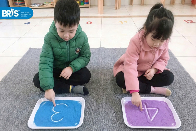 cách dạy trẻ 5 tuổi học chữ số - Tập bé viết chữ số trên khay cát