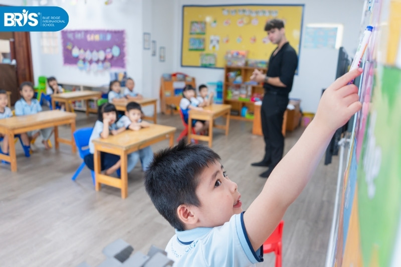 Khi nào nên cho trẻ đi học - Dựa vào khả năng tự lập, giao tiếp, ổn định cảm xúc và sự hứng thú với bạn bè để nhận biết trẻ đã sẵn sàng đi học mầm non.