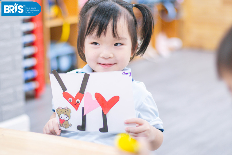 Cách để tự tin khi đến trường - Sự tự tin của trẻ được vun đắp mỗi ngày từ chính cách cha mẹ yêu thương, trao quyền và đồng hành cùng con trưởng thành.