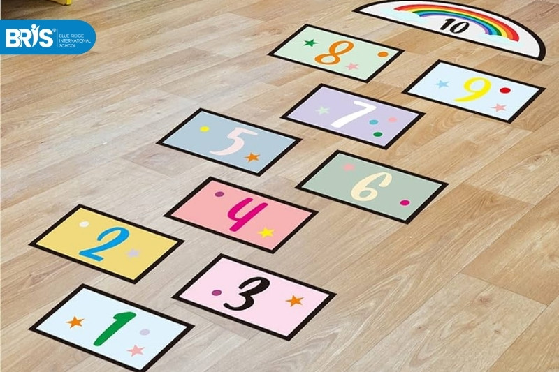 cách dạy trẻ 5 tuổi học chữ số - Vẽ ô số và cho bé nhảy vào đúng số đã chọn