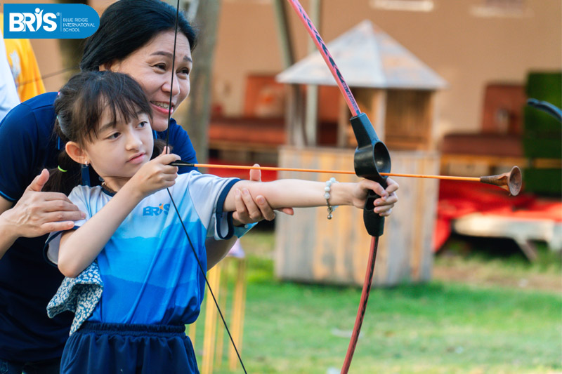 Cách để tự tin khi đến trường - Thiếu tự tin khi đến trường thường bắt nguồn từ môi trường sống, trải nghiệm đầu đời và những thay đổi tâm lý mà trẻ chưa kịp thích nghi.