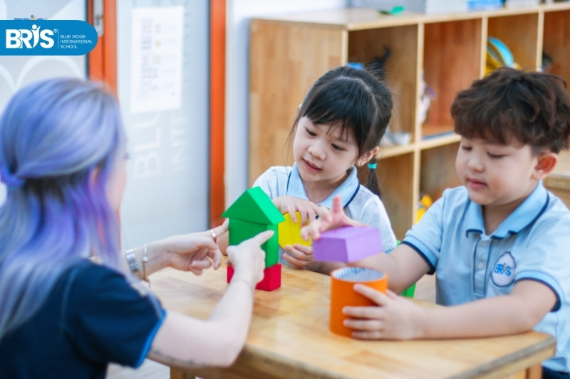 Trẻ không tập trung khi học bài - Ép trẻ tập trung thường khiến con học trong căng thẳng, chỉ tuân thủ bề ngoài mà không thật sự tiếp thu, lâu dài còn làm giảm động lực học tập.