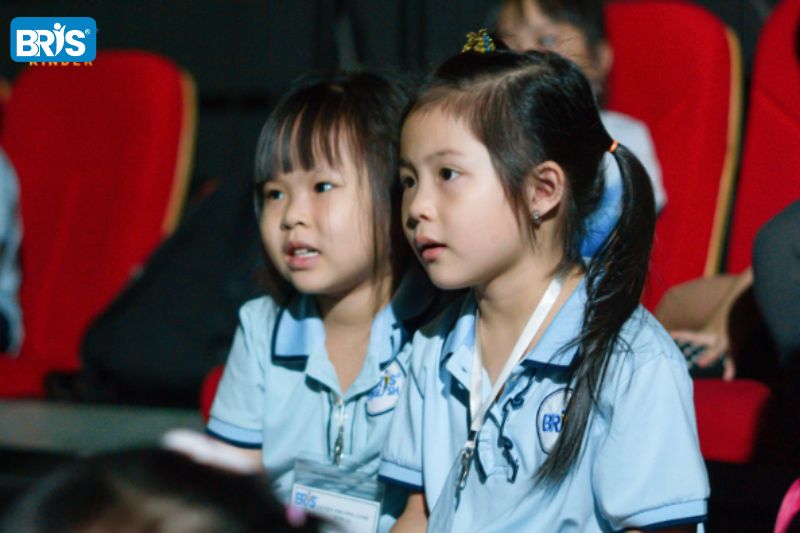 Lựa chọn nghề nghiệp trong tương lai cho trẻ - Đồng hành đúng cách, trẻ sẽ tự tin chọn con đường nghề nghiệp của mình.